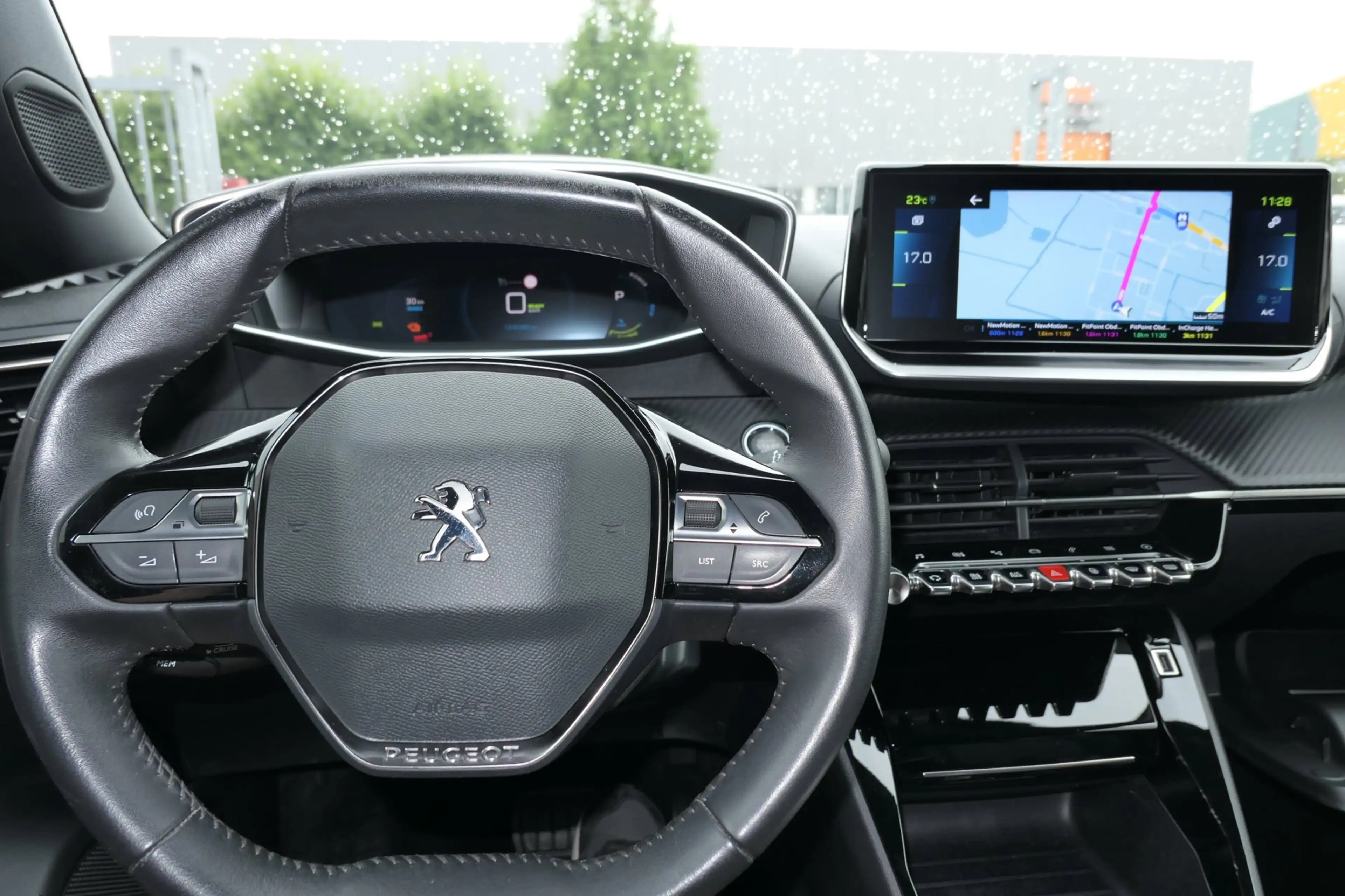 Peugeot e-2008 EV Allure Pack 50 kWh, 360 camera, Carplay, 3 Fase — photo 16