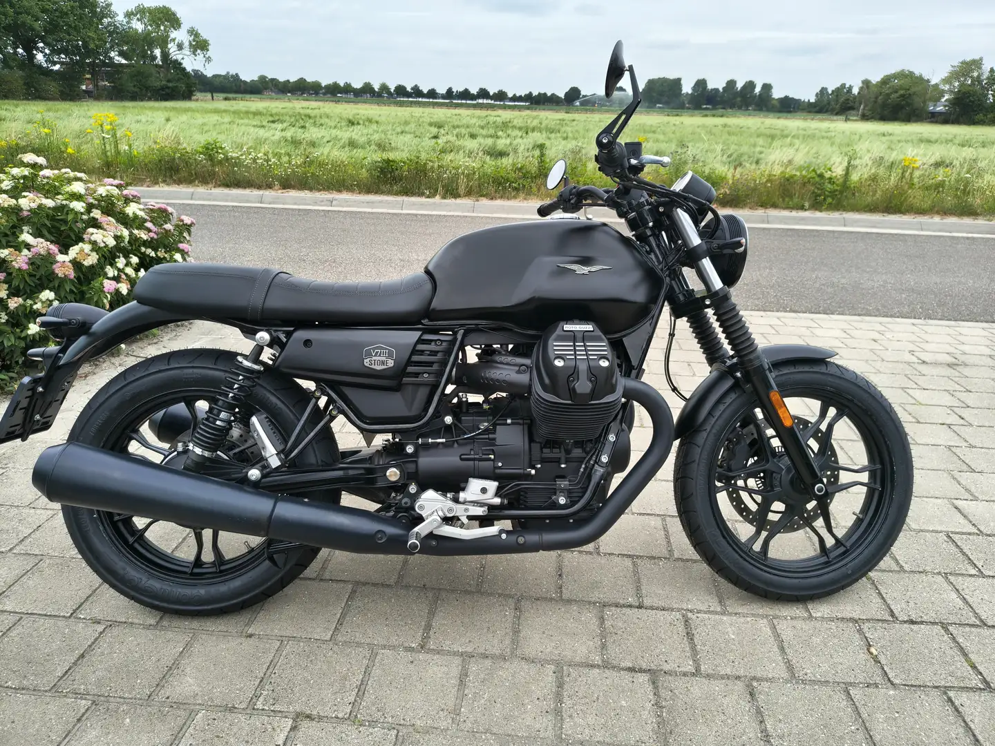 Moto Guzzi V 7 Stone Zwart - 1