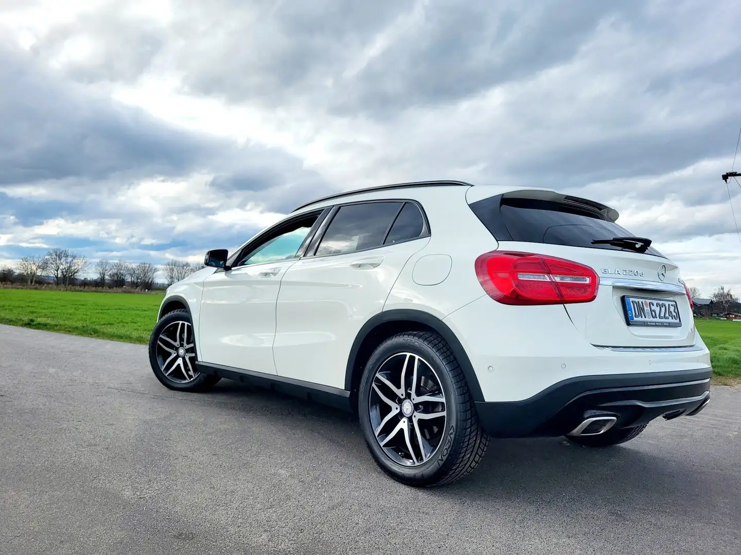 Mercedes-Benz GLA 220 d 4Matic 7G-DCT Activity Edition Weiß - 2