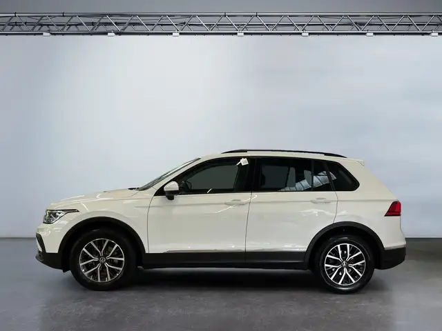 Volkswagen Tiguan view 3