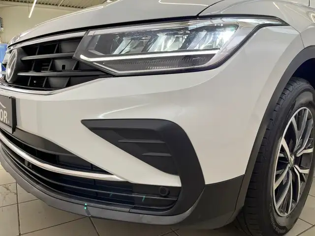 Volkswagen Tiguan view 21