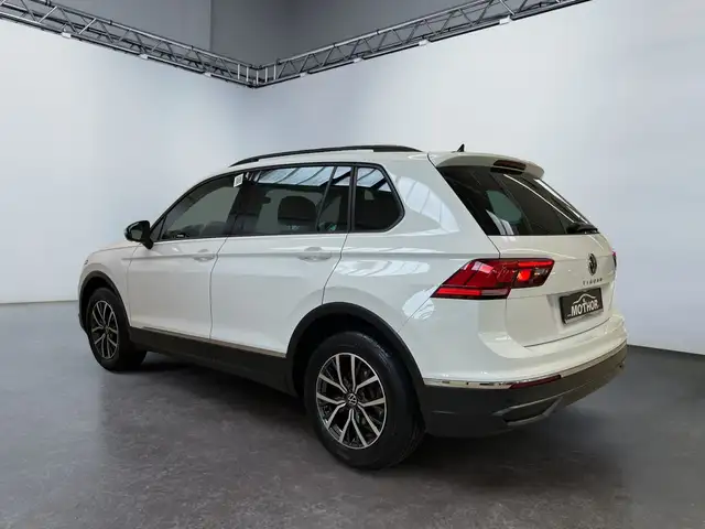 Volkswagen Tiguan view 4