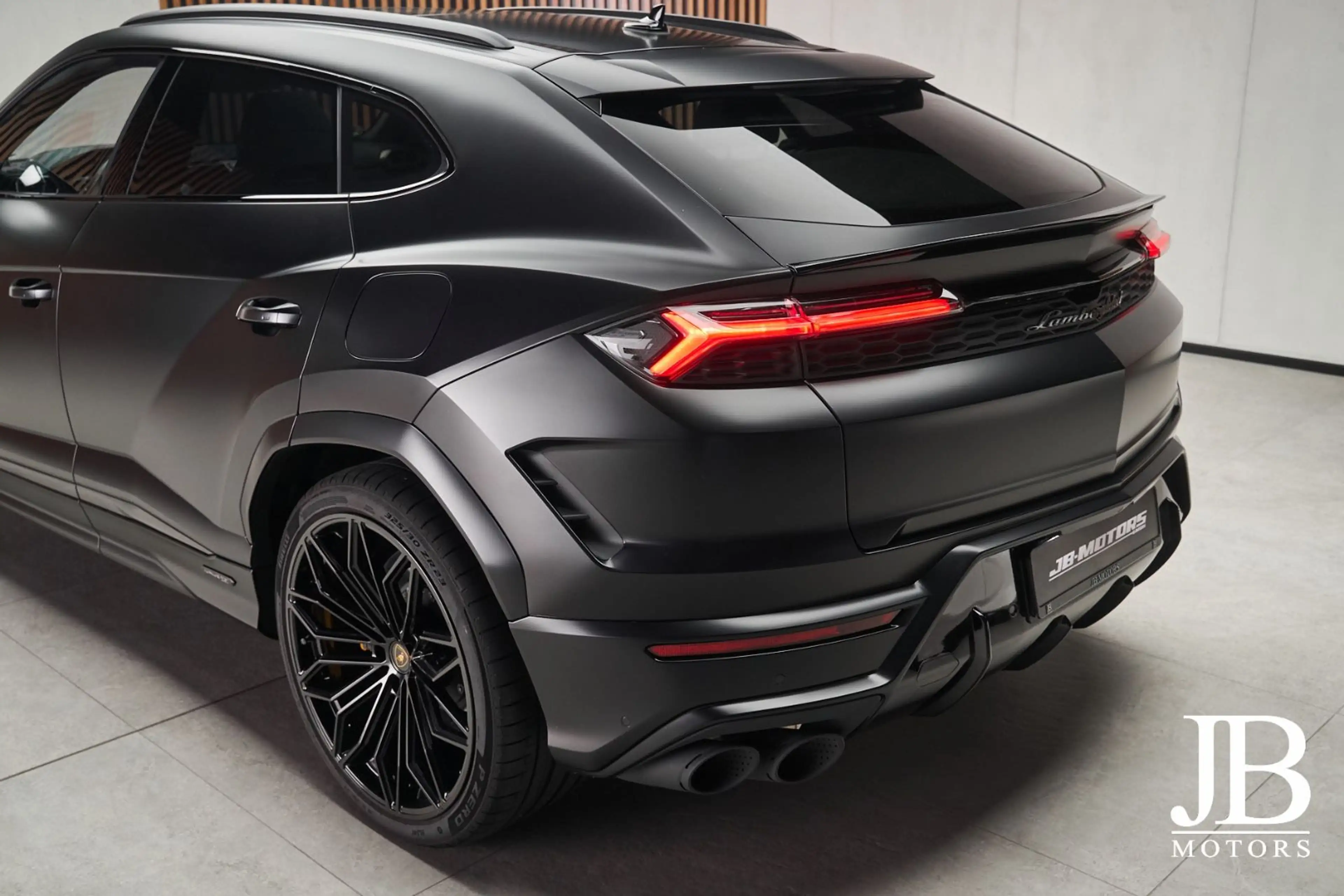 Lamborghini Urus SE Panorama 3D B&O Carbon 23 Zoll — photo 15