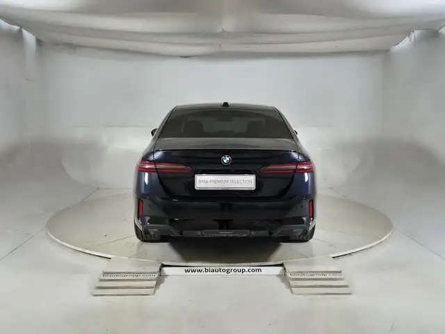 BMW 5 Series view 4