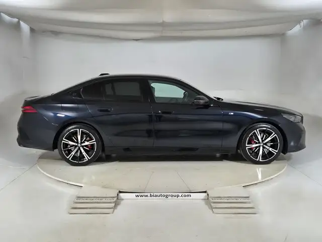 BMW 5 Series view 6