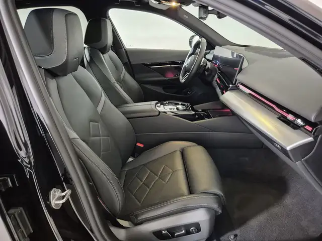 BMW 5 Series view 9