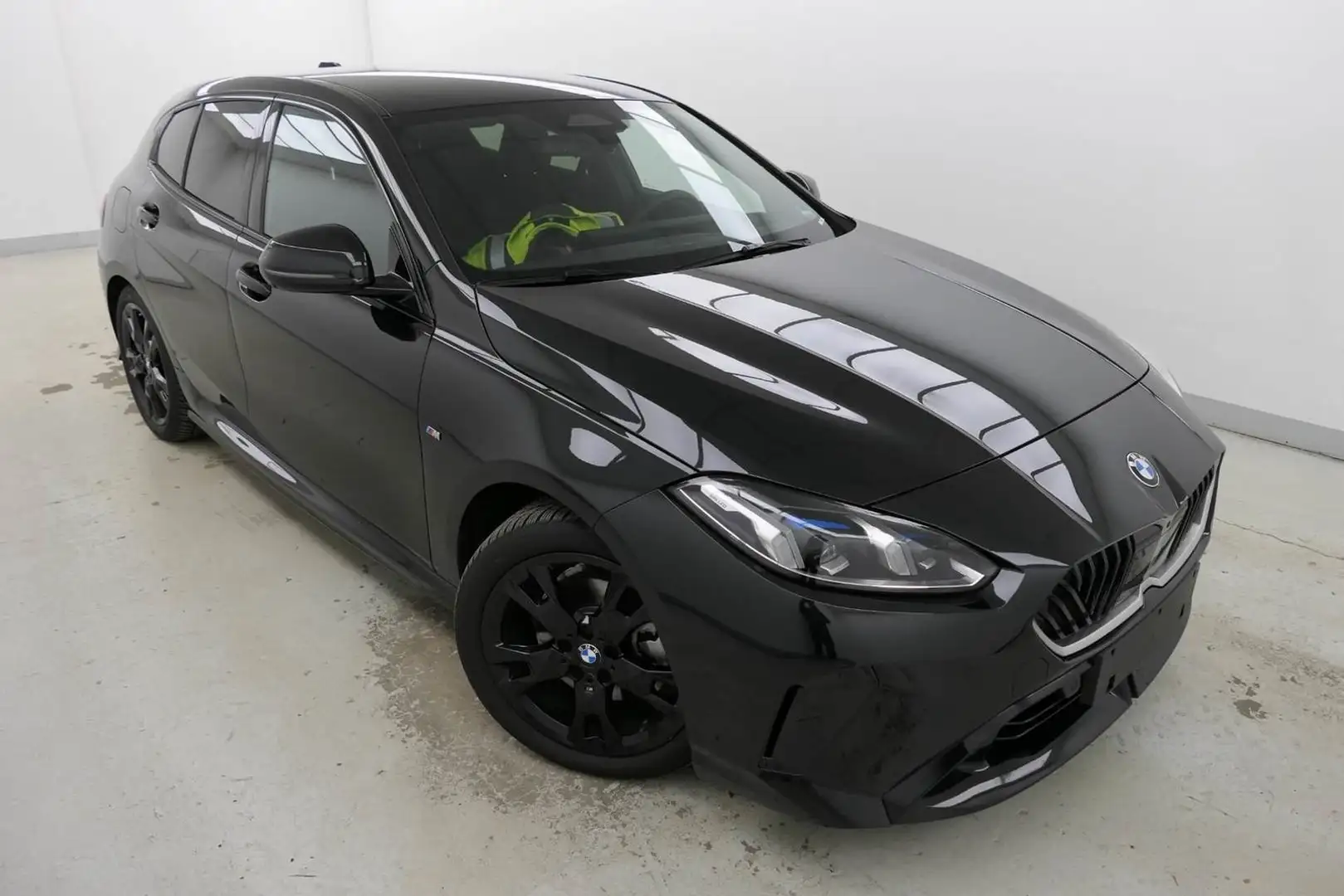 BMW 120 i M Sport AHK/ACC/ADAPTLED/HUD/MMRY/H&K/360° Schwarz - 2