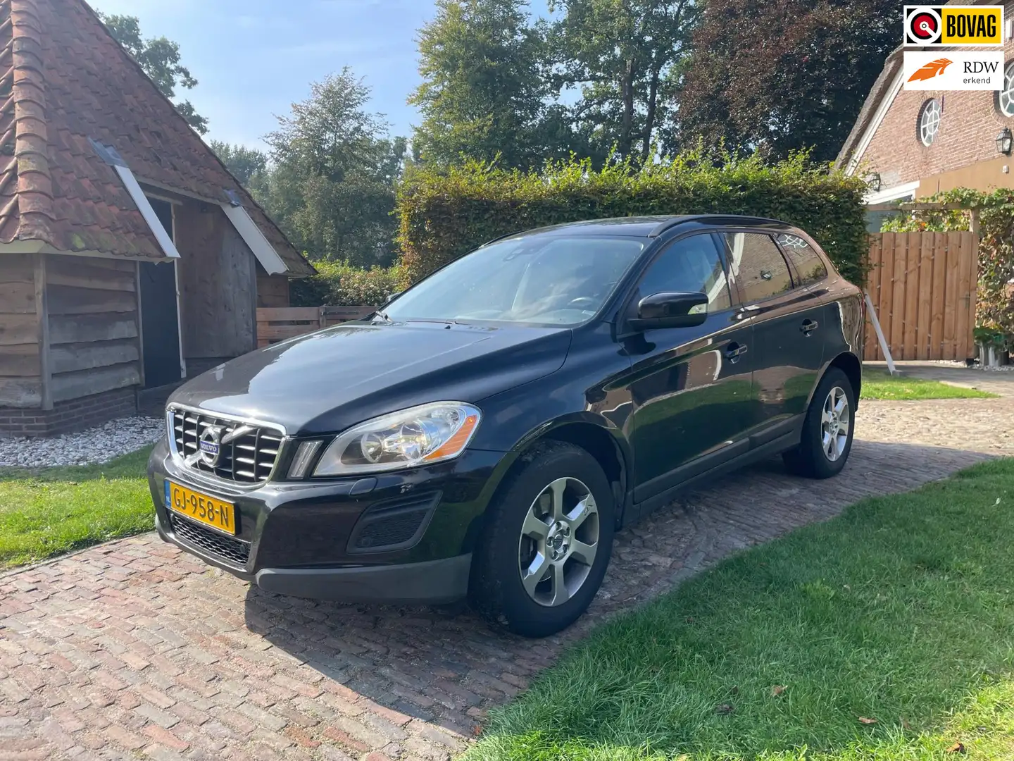 Volvo XC60 2.0T Momentum-NAVI-STOELVERW-AUTOMAAT- Zwart - 1
