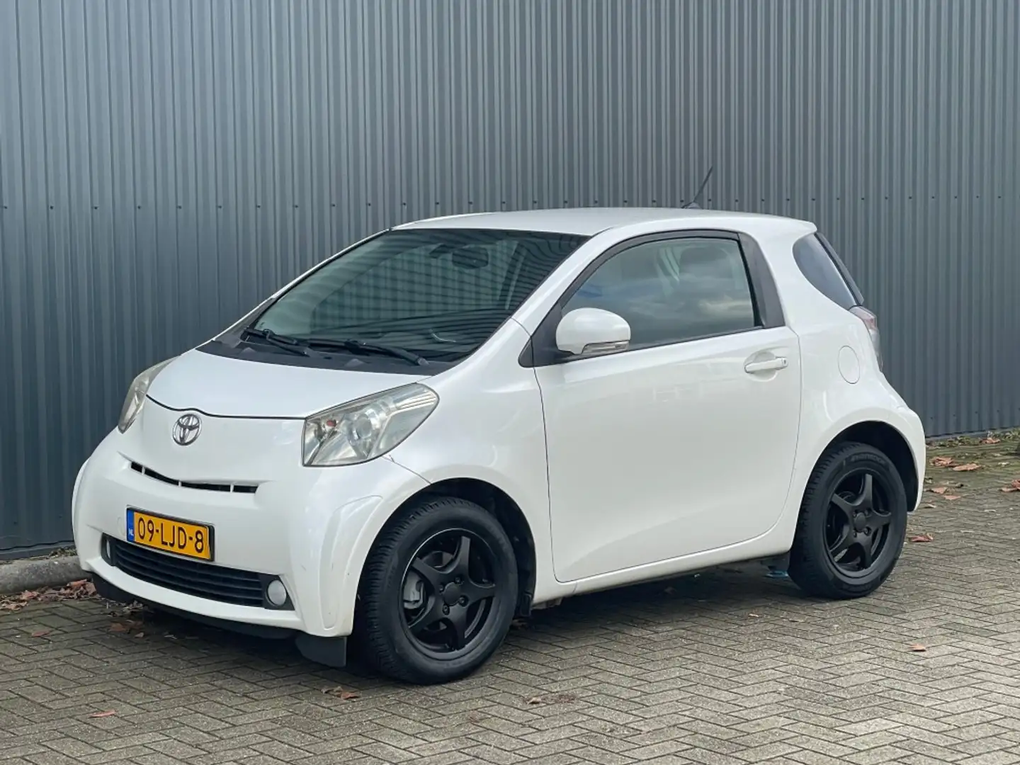 Toyota iQ 1.0 VVTi Comfort Bílá - 1