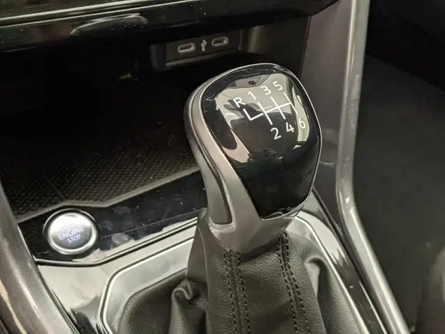 Volkswagen T-Roc view 12