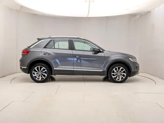 Volkswagen T-Roc view 3