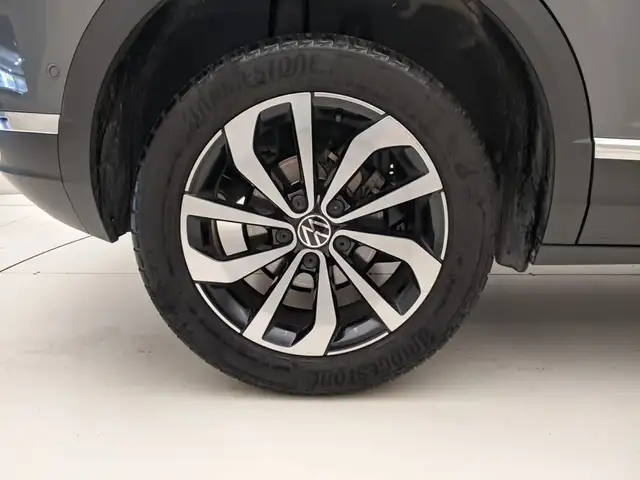 Volkswagen T-Roc view 9