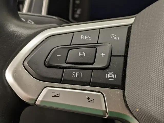 Volkswagen T-Roc view 10