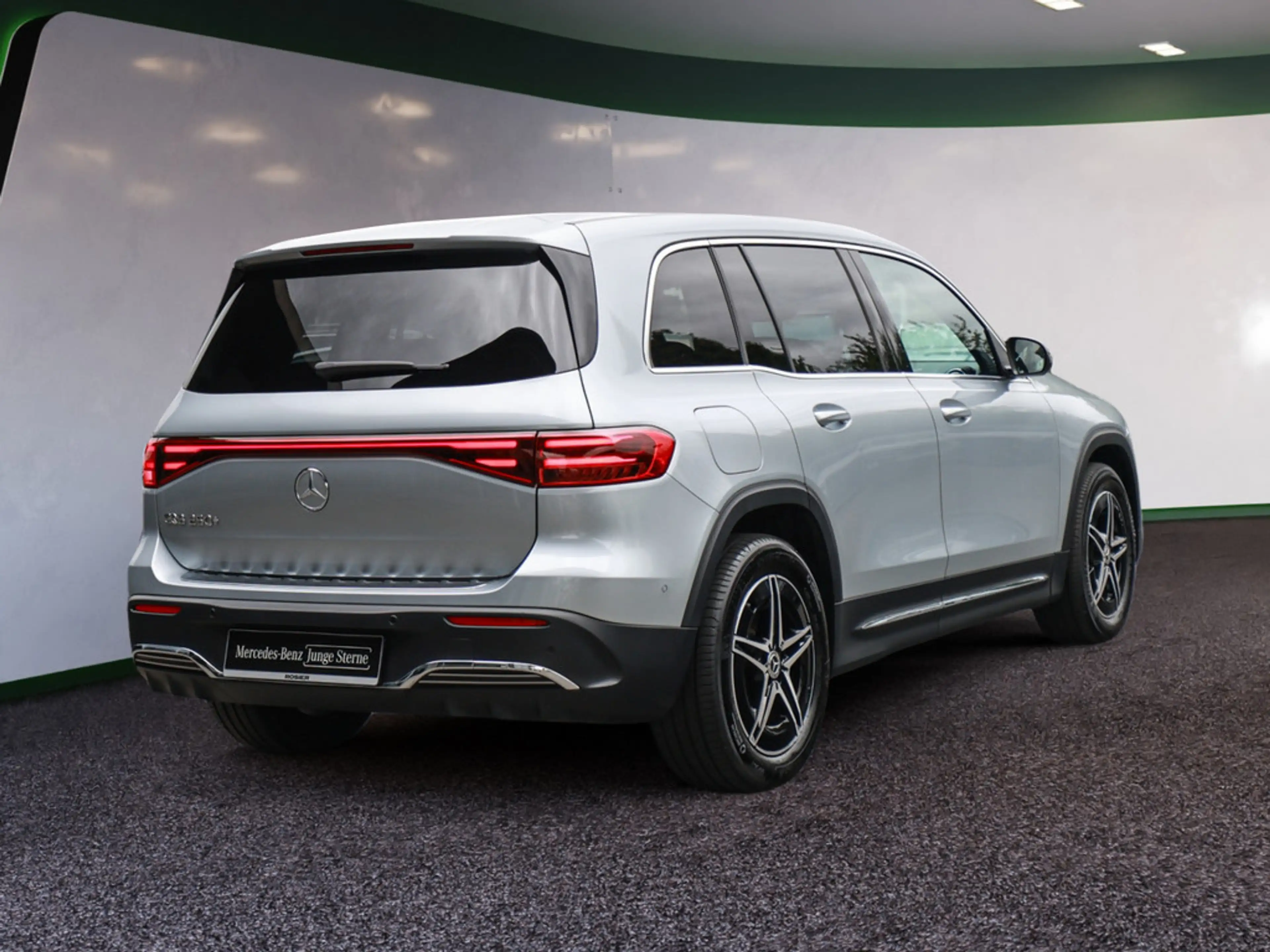 Mercedes-Benz EQB 250 + AMG Sport Advanced LED 360° NAVI SHZ — photo 8