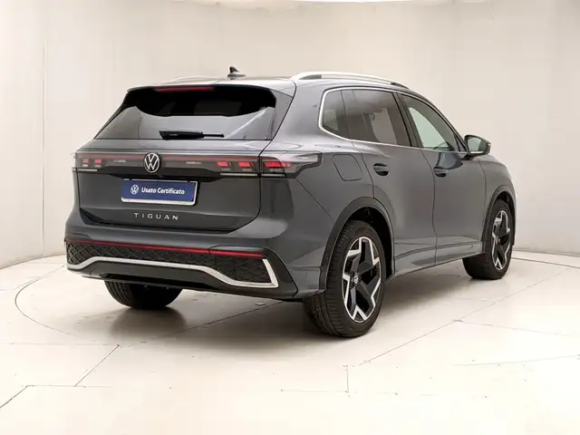 Volkswagen Tiguan view 4