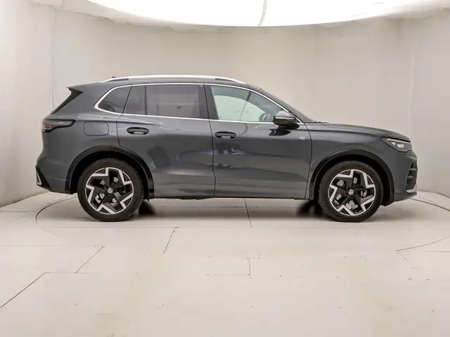 Volkswagen Tiguan view 3