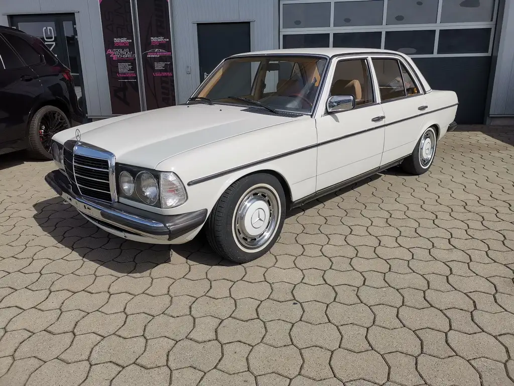 Mercedes-Benz 230 1982 из Европы — купить под ключ