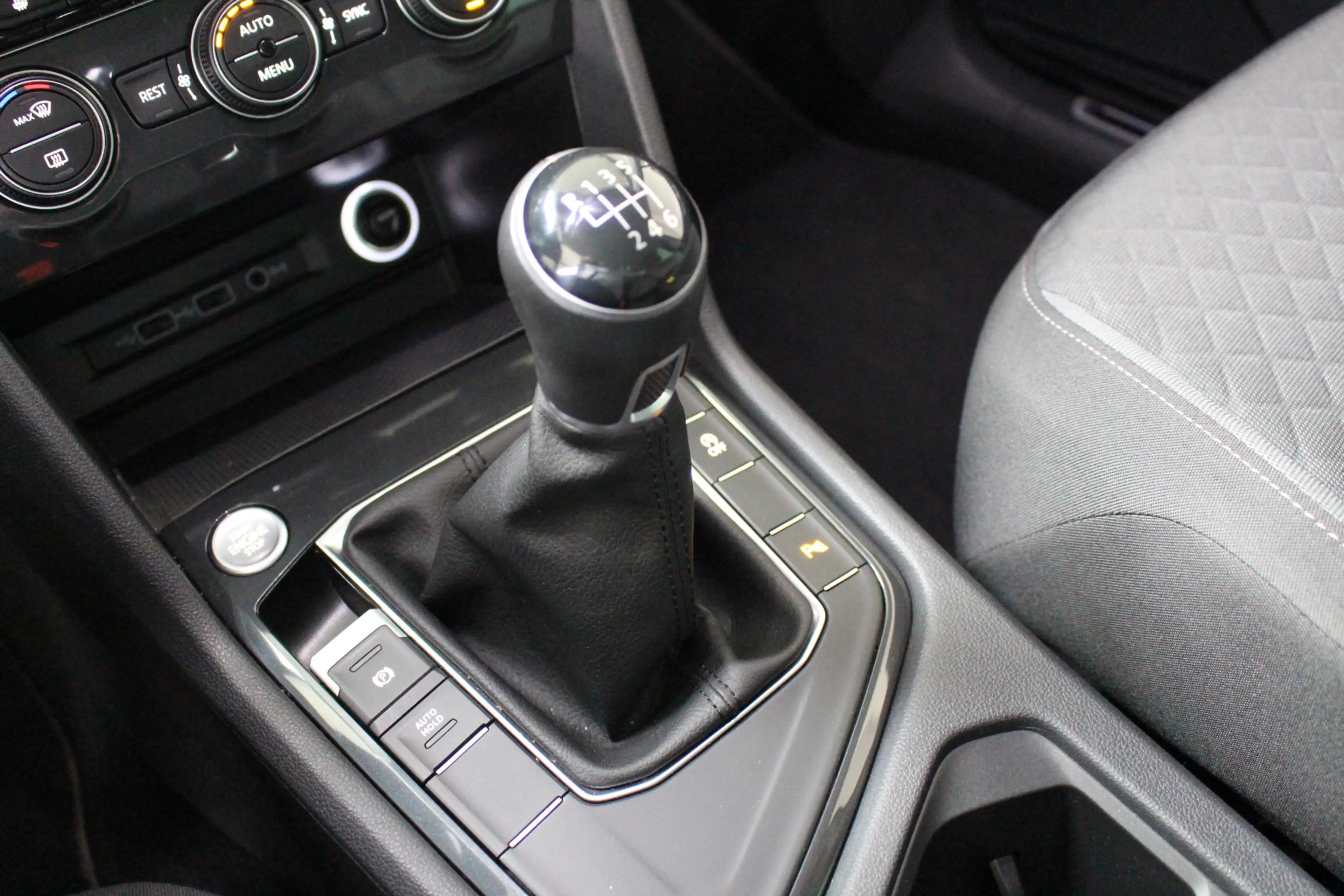 Volkswagen Tiguan 1.5 TSI Comfortline Business Navigatie | Trekhaak — photo 22