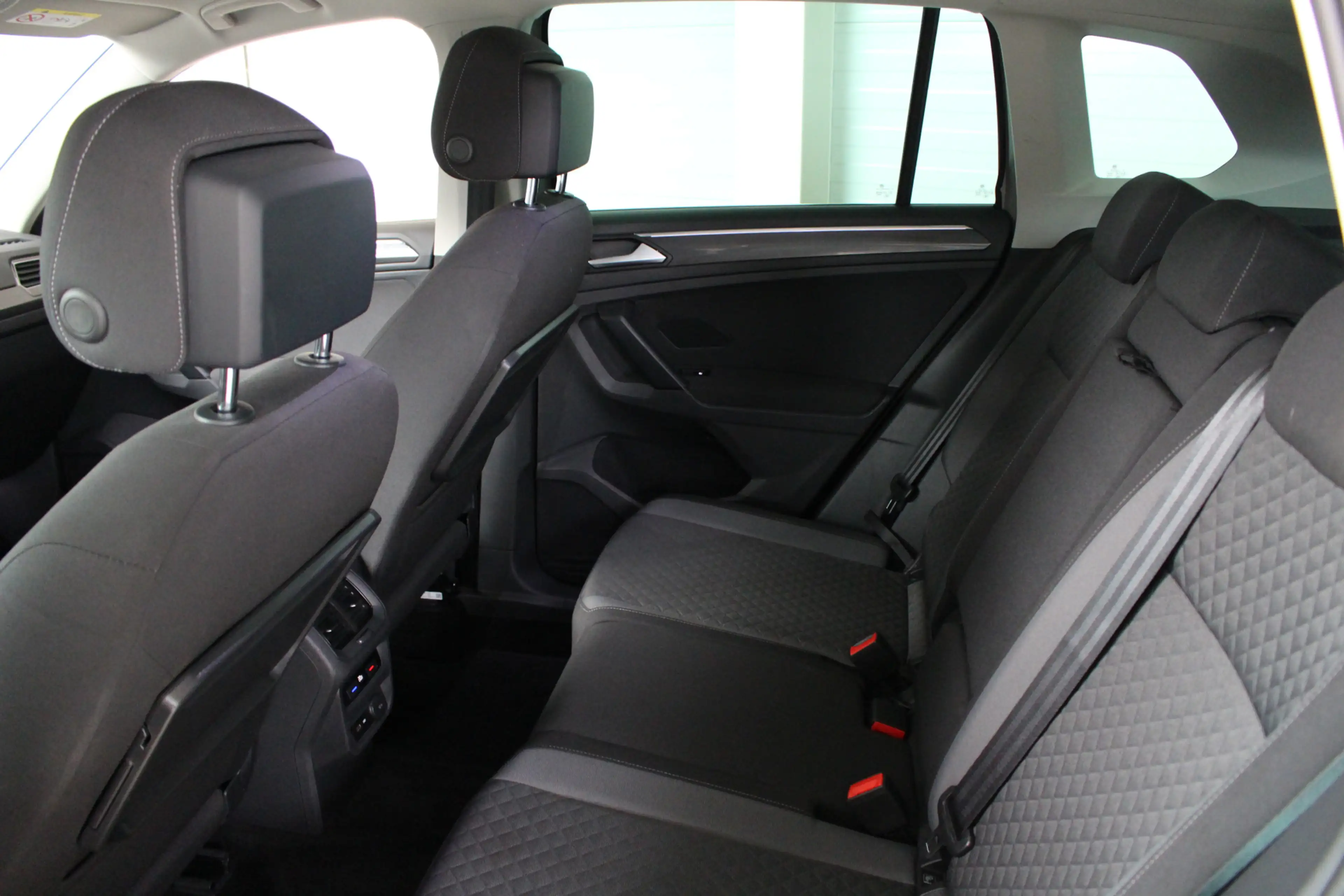 Volkswagen Tiguan 1.5 TSI Comfortline Business Navigatie | Trekhaak — photo 10