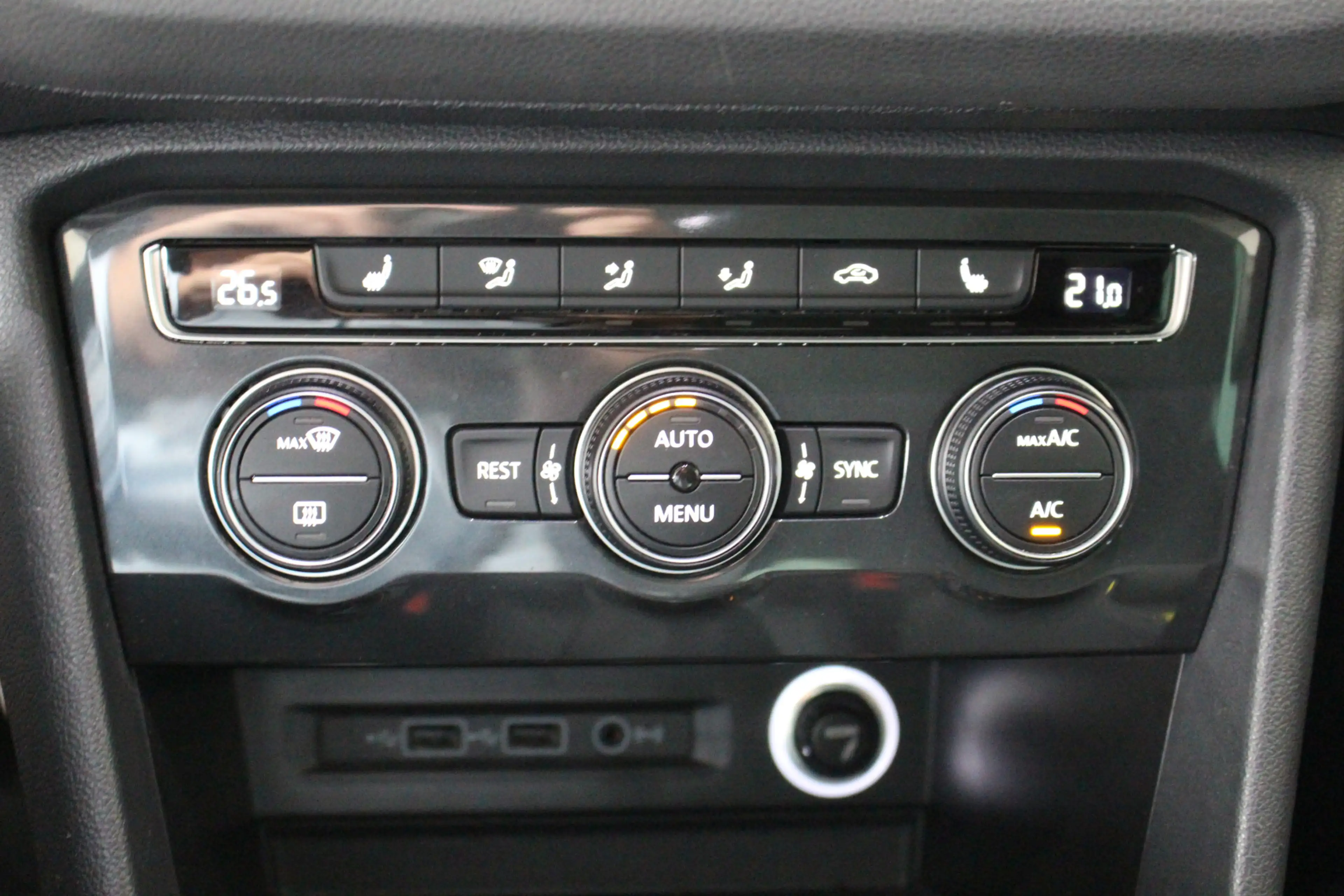 Volkswagen Tiguan 1.5 TSI Comfortline Business Navigatie | Trekhaak — photo 21