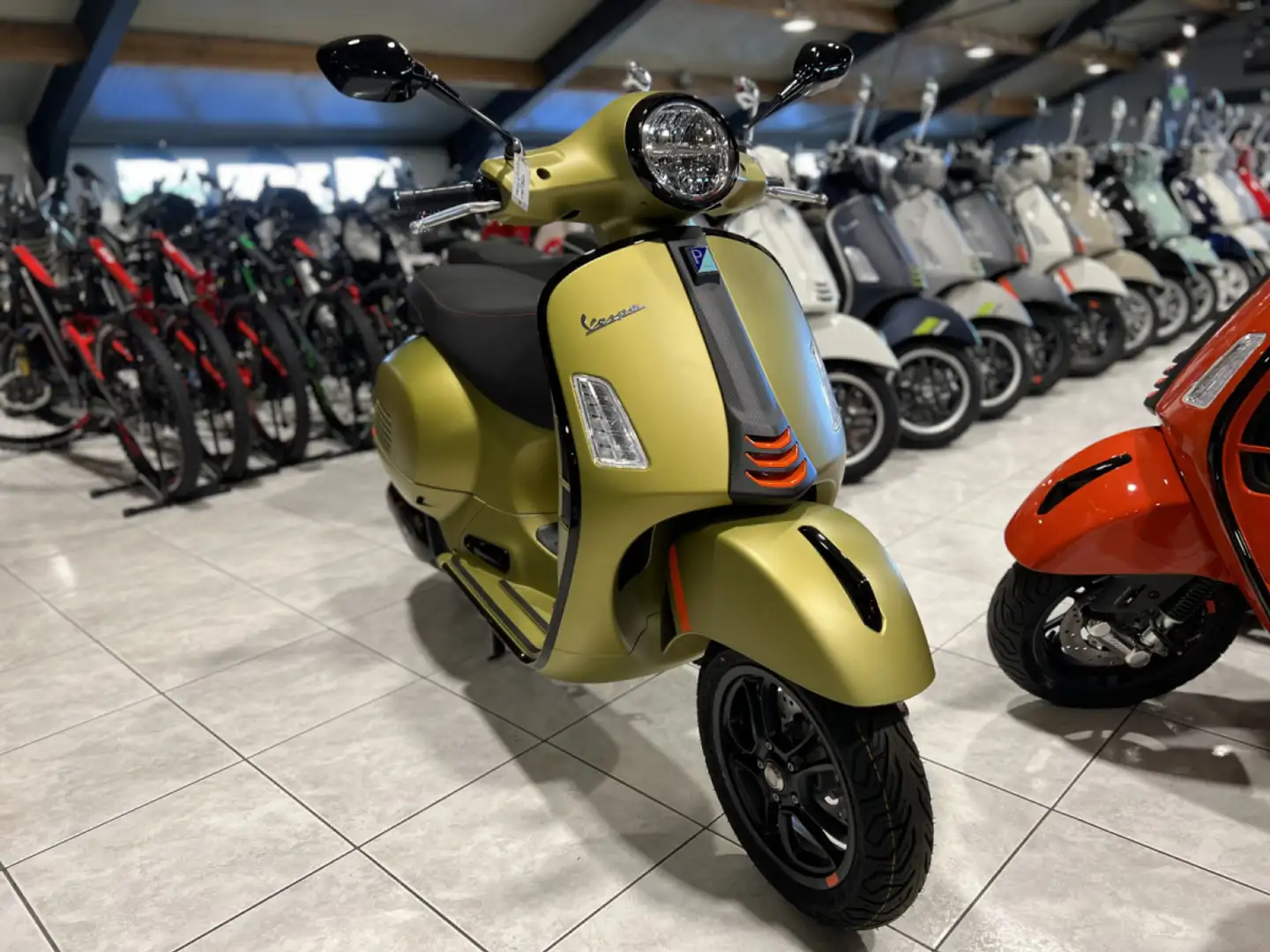 Vespa GTS Super Sport 125 Geel - 2