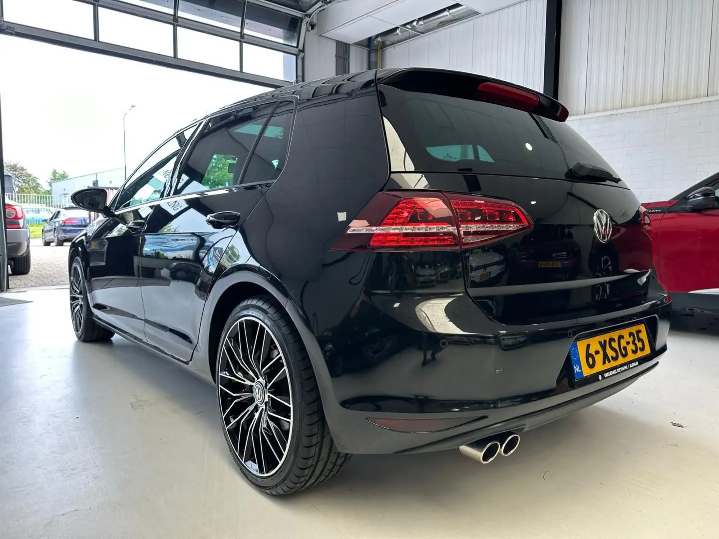 Volkswagen Golf 1.4 TSI ACT Highline PANORAMADAK/STOELMASSAGE Zwart - 2