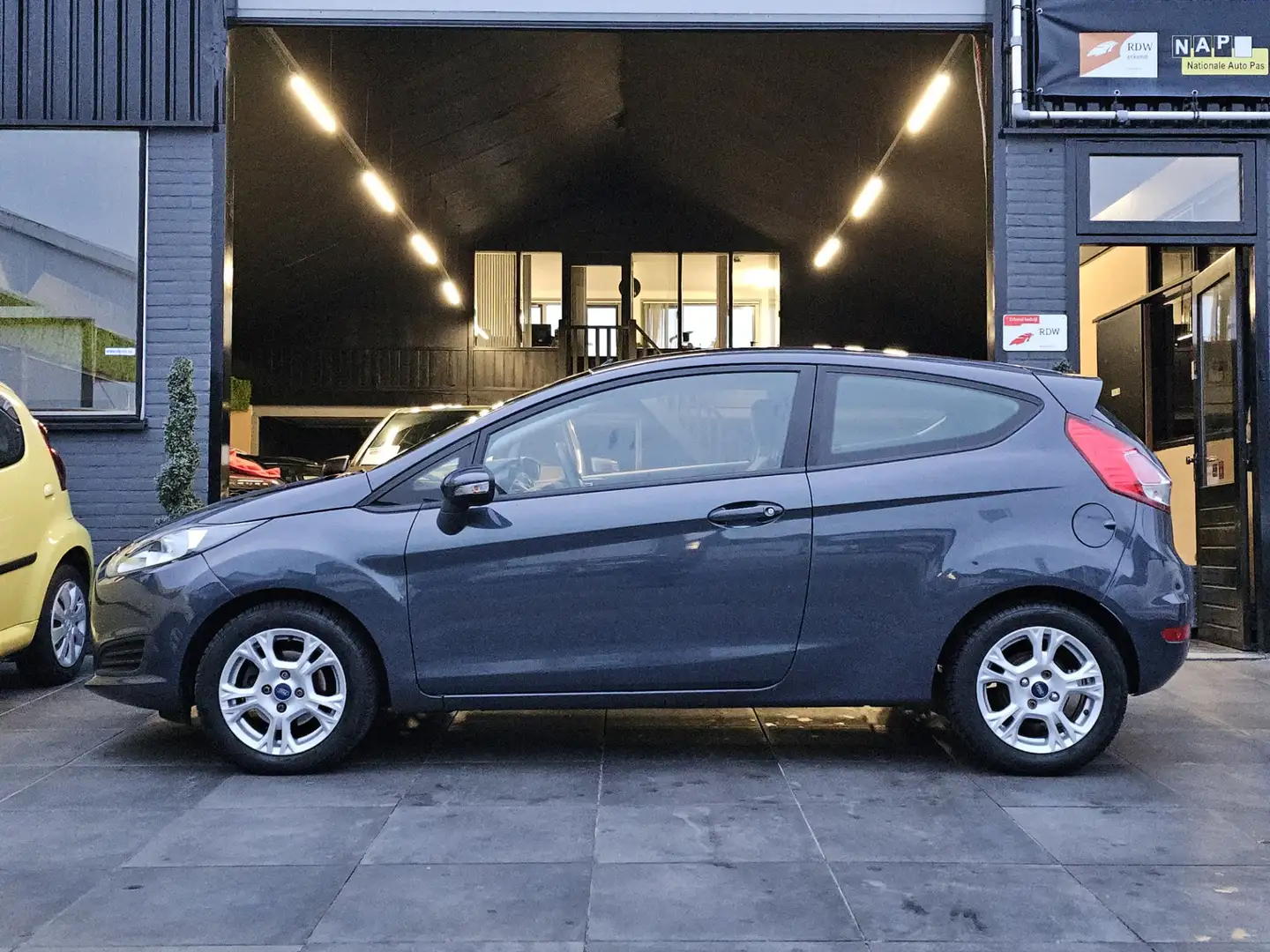 Ford Fiesta 1.0 Ambiente|Stoelverwarming|Airco|El.Ramen|APK Grau - 2