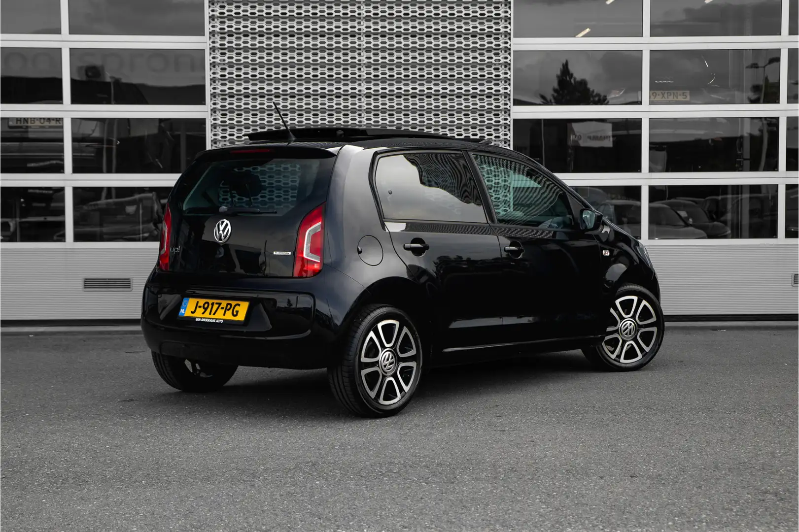 Volkswagen up! 1.0 groove up! BlueMotion | Panoramadak | Airco | Zwart - 2