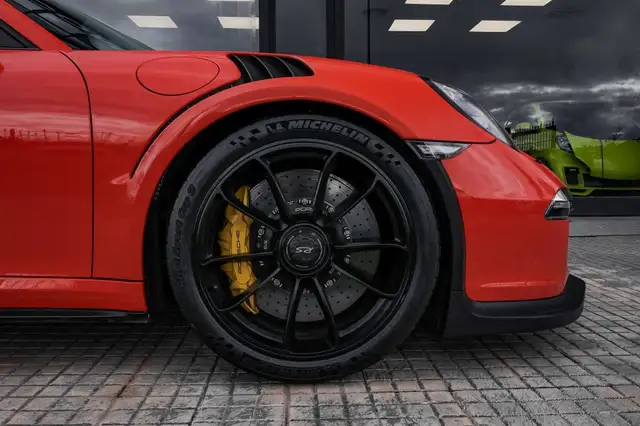 Porsche 911 view 3