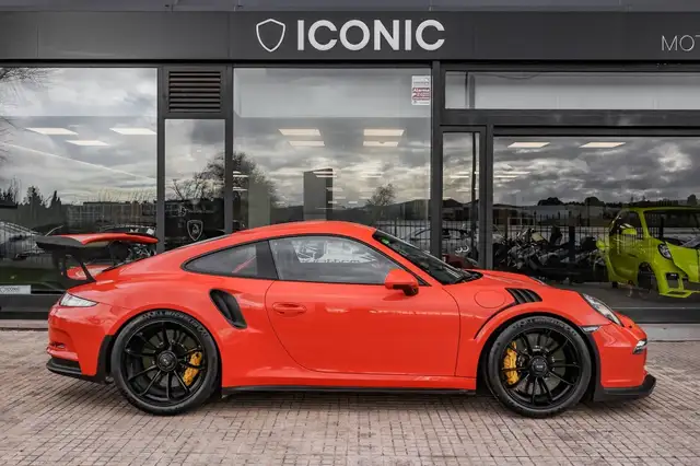 Porsche 911 view 6