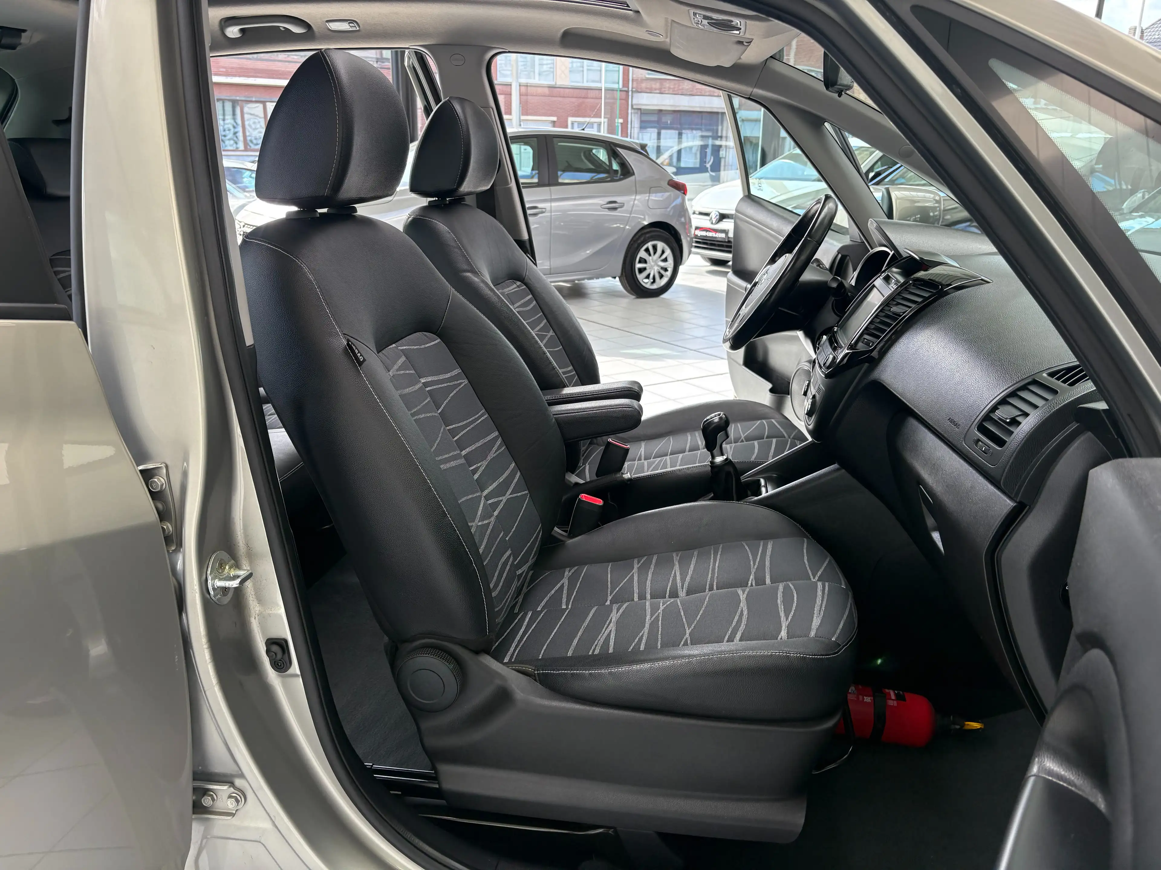 Kia Venga 1.4 CRDi *CUIR * TOIT * GPS * CAMERA * JANTES * — photo 11