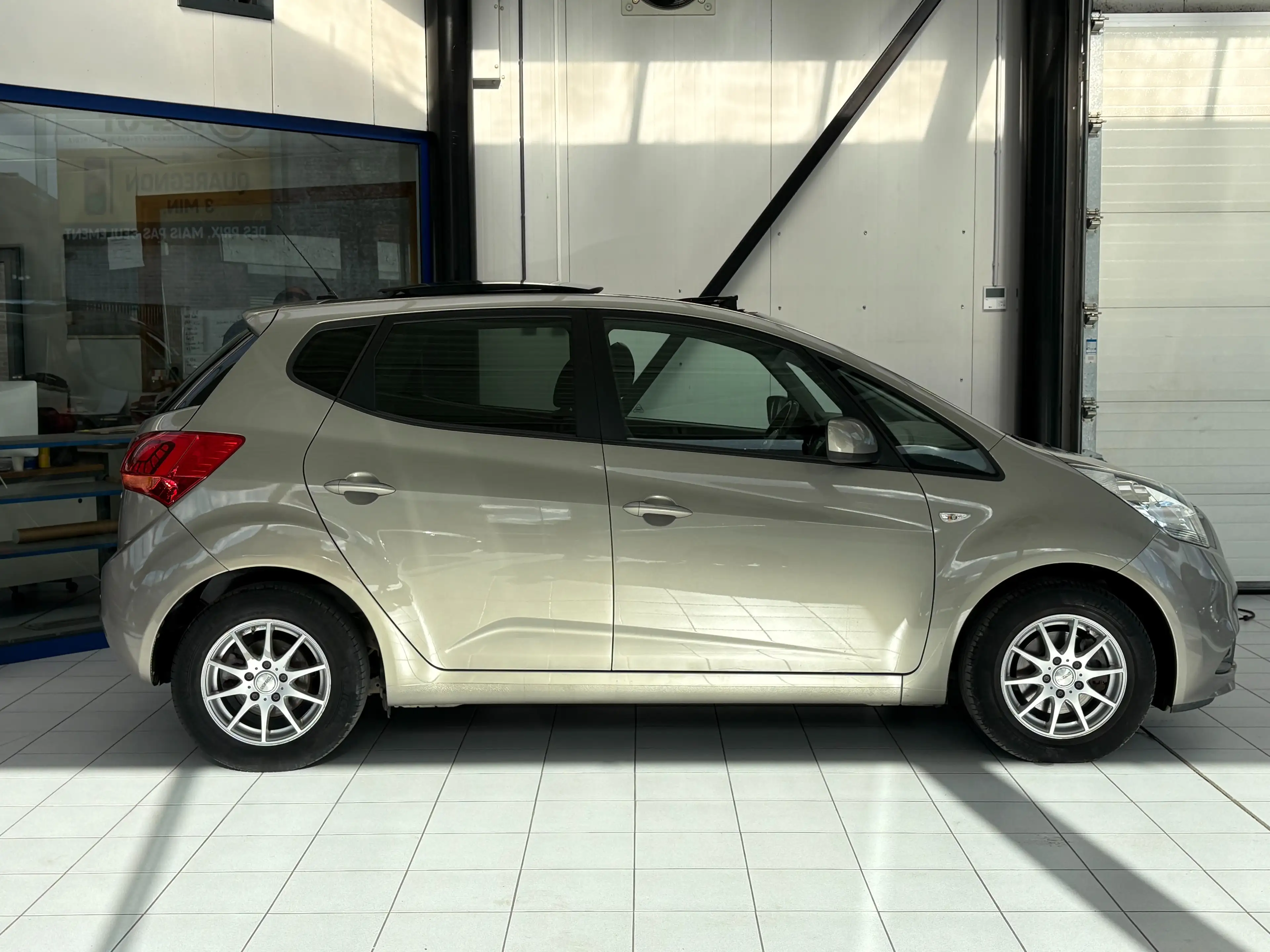 Kia Venga 1.4 CRDi *CUIR * TOIT * GPS * CAMERA * JANTES * — photo 5