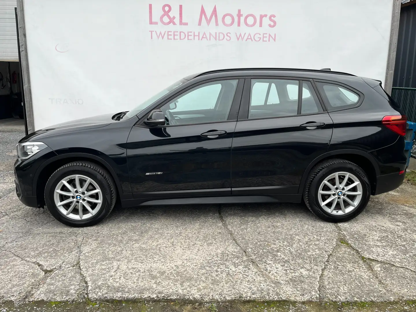 BMW X1 1.5iA sDrive18*Automaat*Navi Sport Zetels Pdc Alu* Noir - 2
