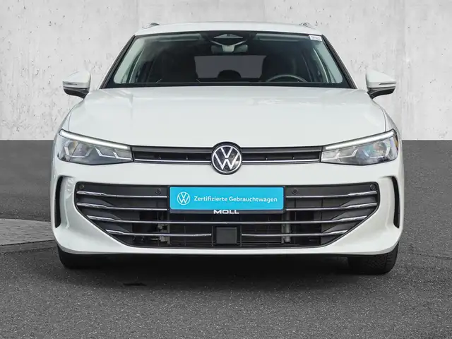 Volkswagen Passat view 3