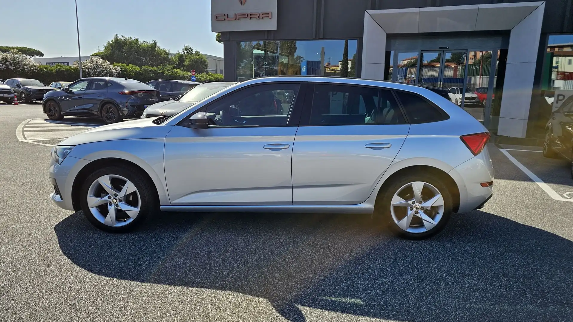 Skoda Scala 1.0 G-Tec Sport Stříbrná - 2
