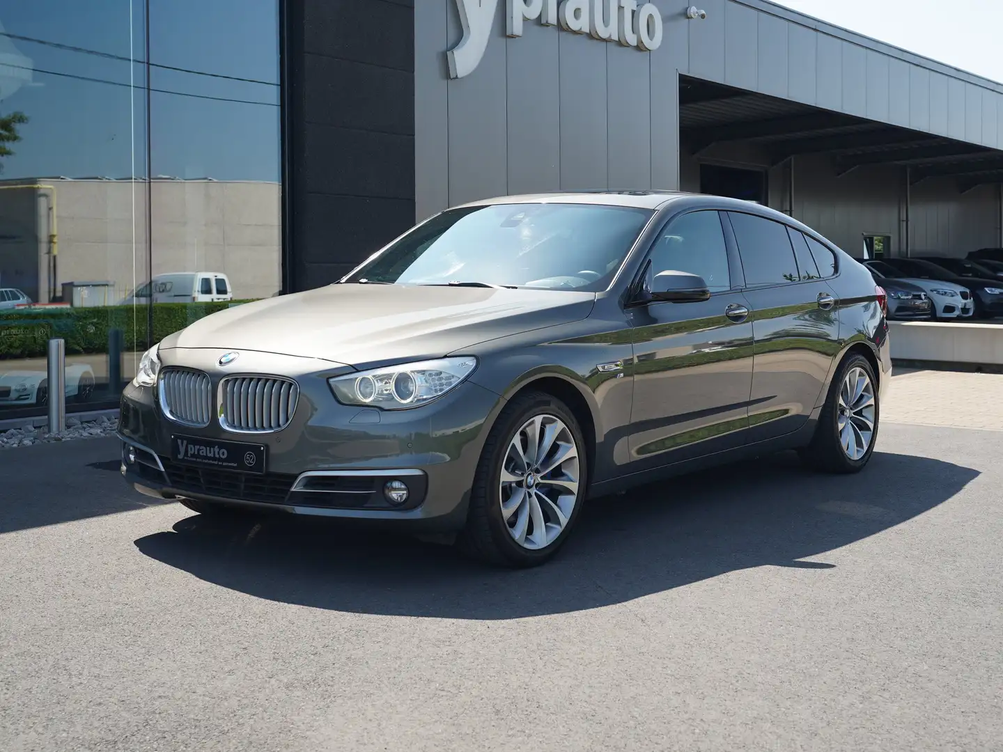 BMW 520 520d GT Aut Panorama Memory Head-Up Camera 19" VZ Grijs - 1