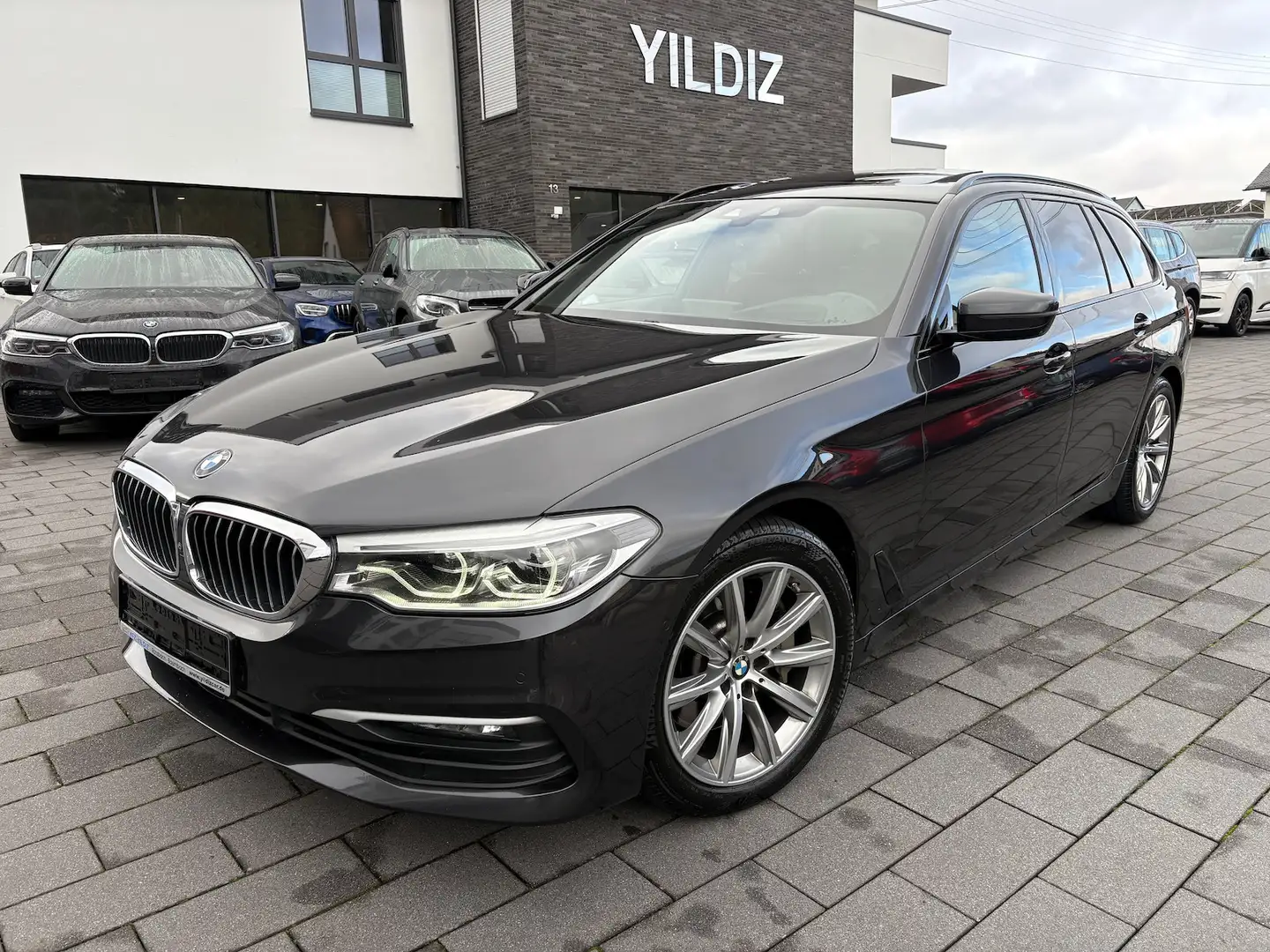 BMW 530 530dA xDrive INDIVIDUAL VOLL PANO LEDER Grigio - 1