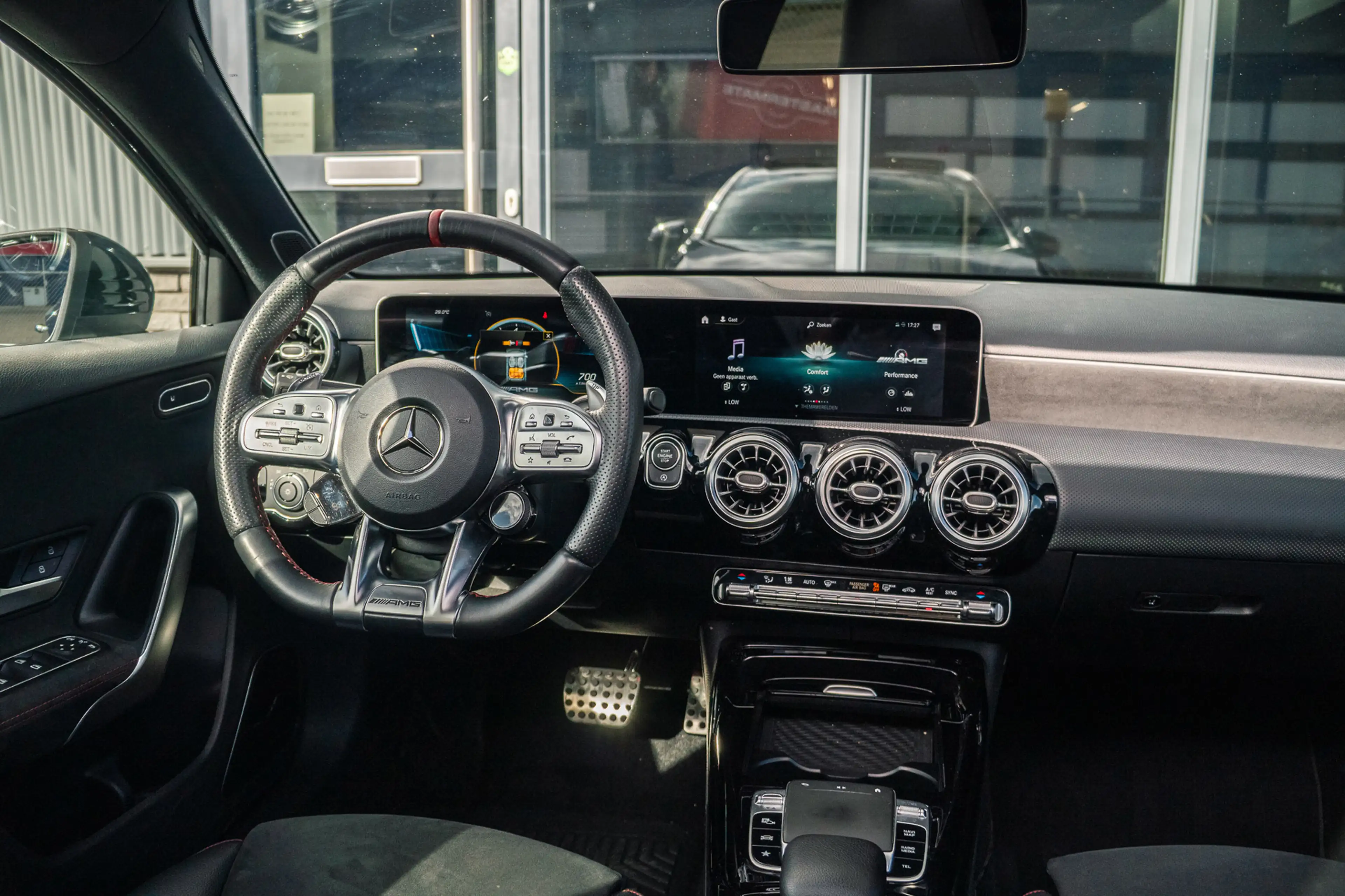 Mercedes-Benz A 35 AMG 4MATIC Advantage — photo 12
