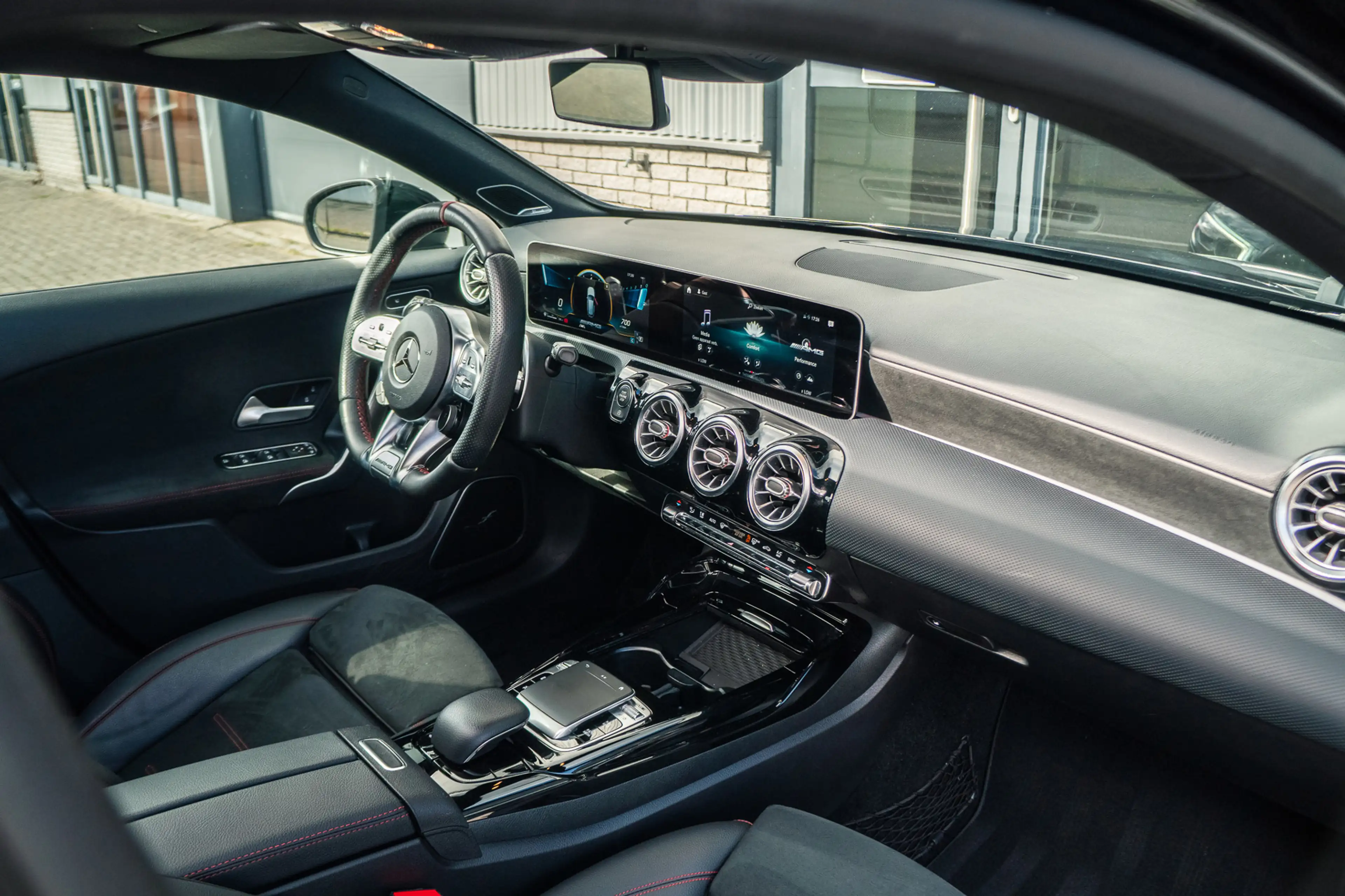 Mercedes-Benz A 35 AMG 4MATIC Advantage — photo 11