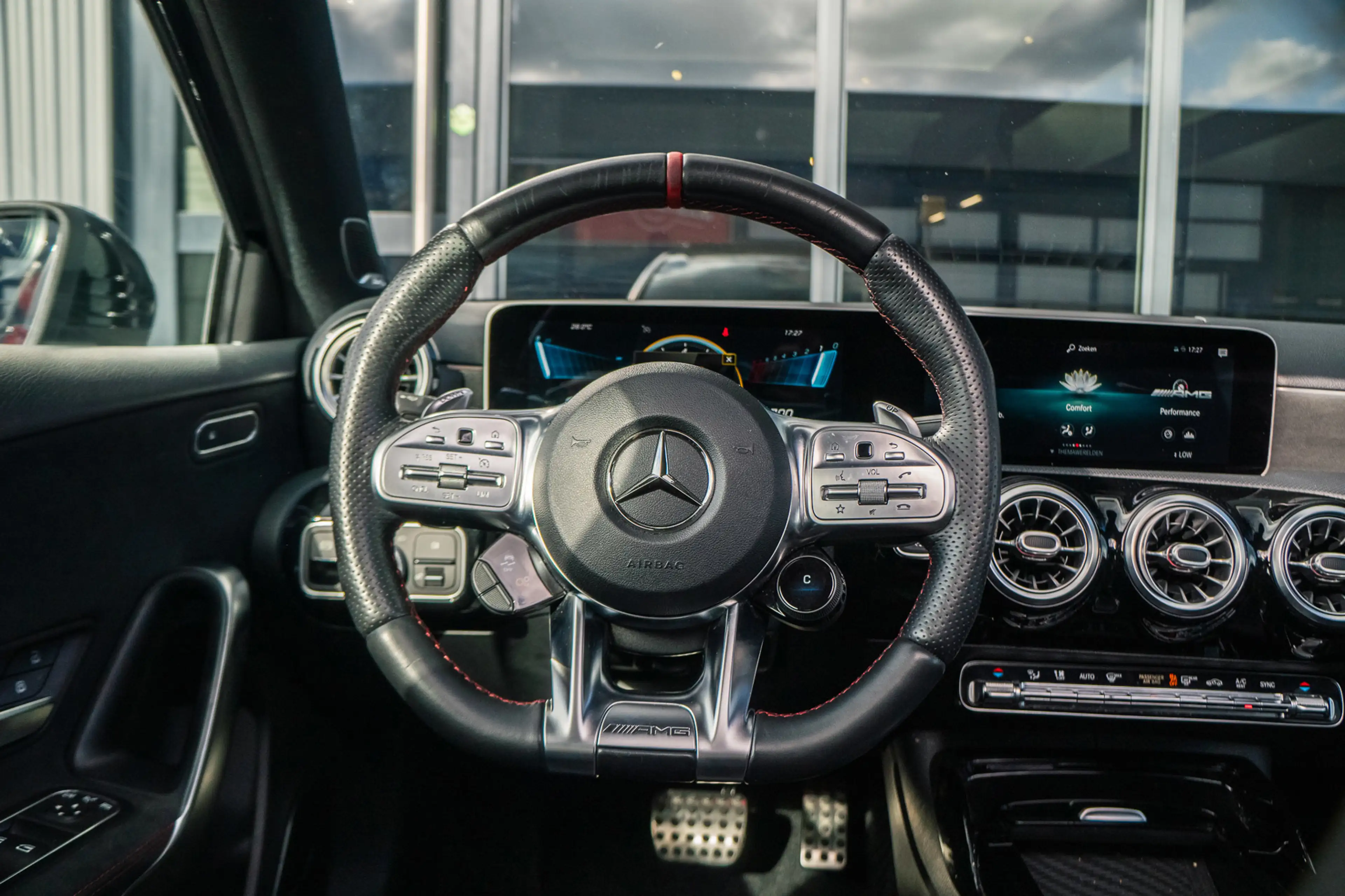 Mercedes-Benz A 35 AMG 4MATIC Advantage — photo 13