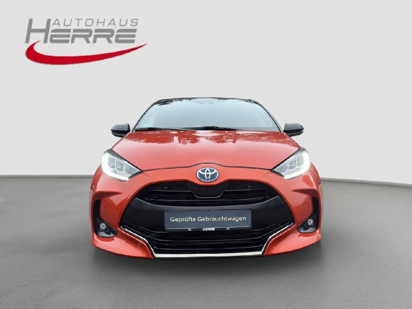 Toyota Yaris Hybrid Style Orange - 1
