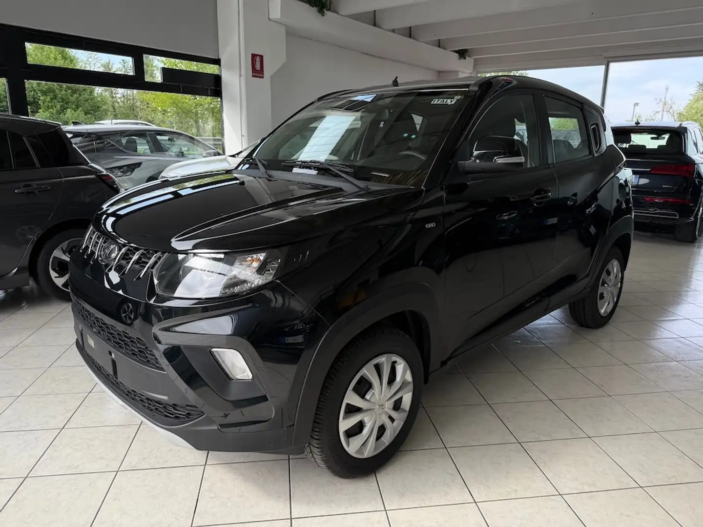 Mahindra KUV100 K6 VETTURA NUOVA DA IMMATRICOLARE PREZZO VERO Nero - 1