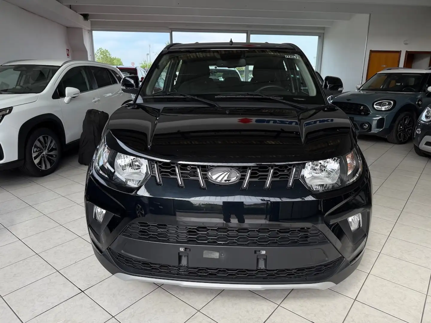 Mahindra KUV100 K6 VETTURA NUOVA DA IMMATRICOLARE PREZZO VERO Nero - 2