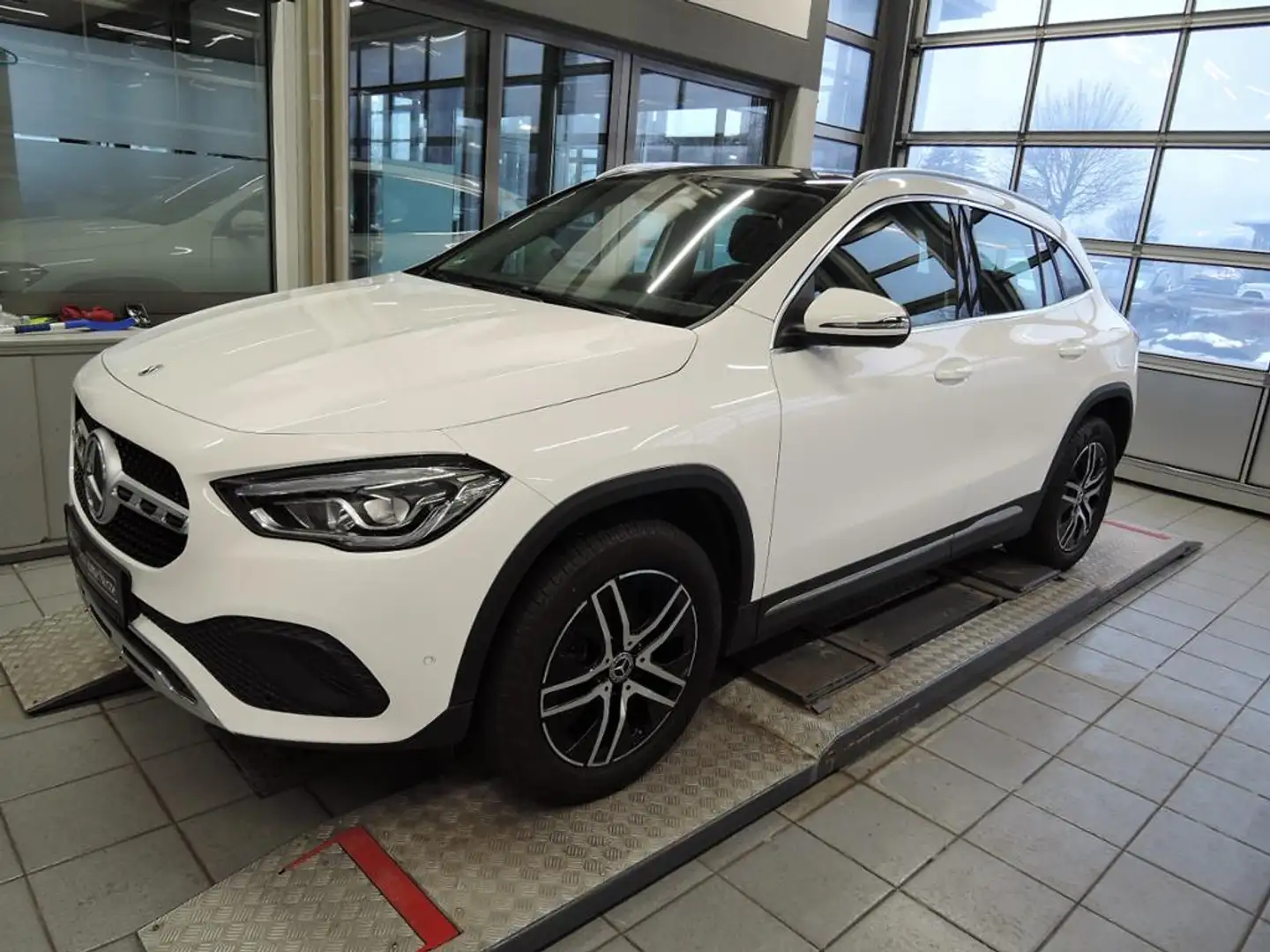 Mercedes-Benz GLA 200 MBUX+Progressive+LED+Pano+SHD+Wide+Navi Weiß - 1