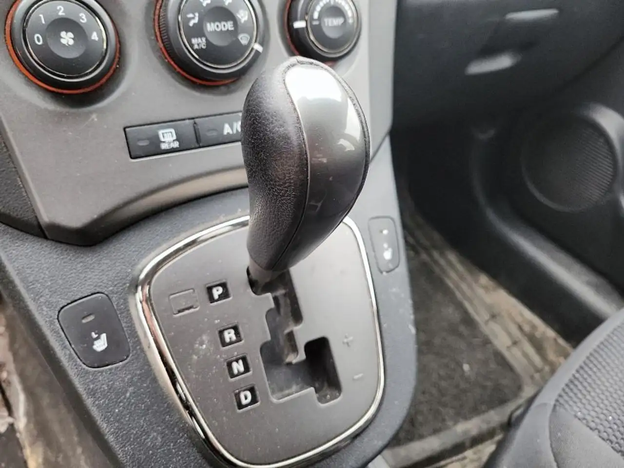 Kia Rondo снимка Kia Rondo
