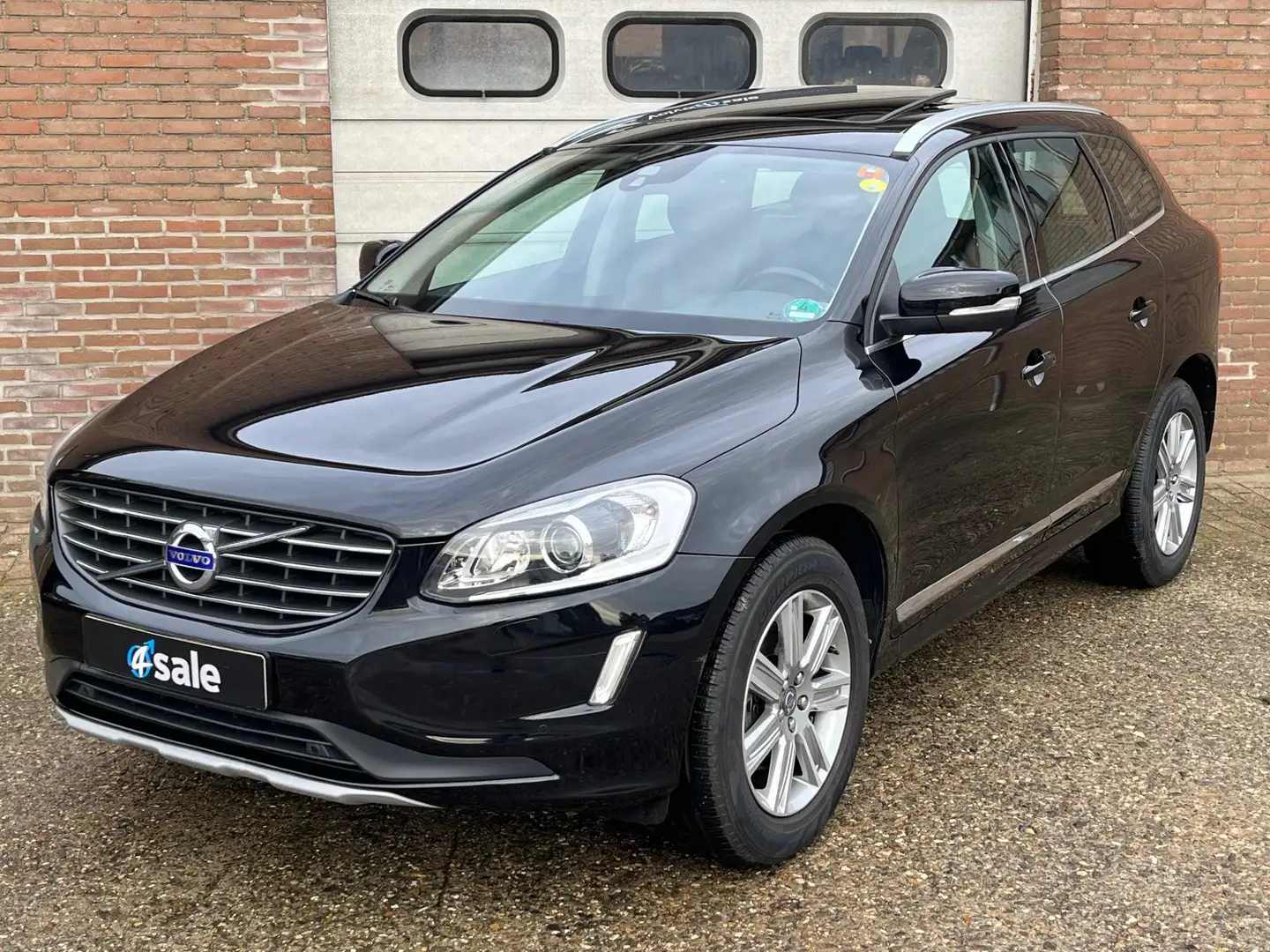 Volvo XC60 2.4 D5 5-cilinder 220 pk Summum AWD Autom  2017 Zwart - 1