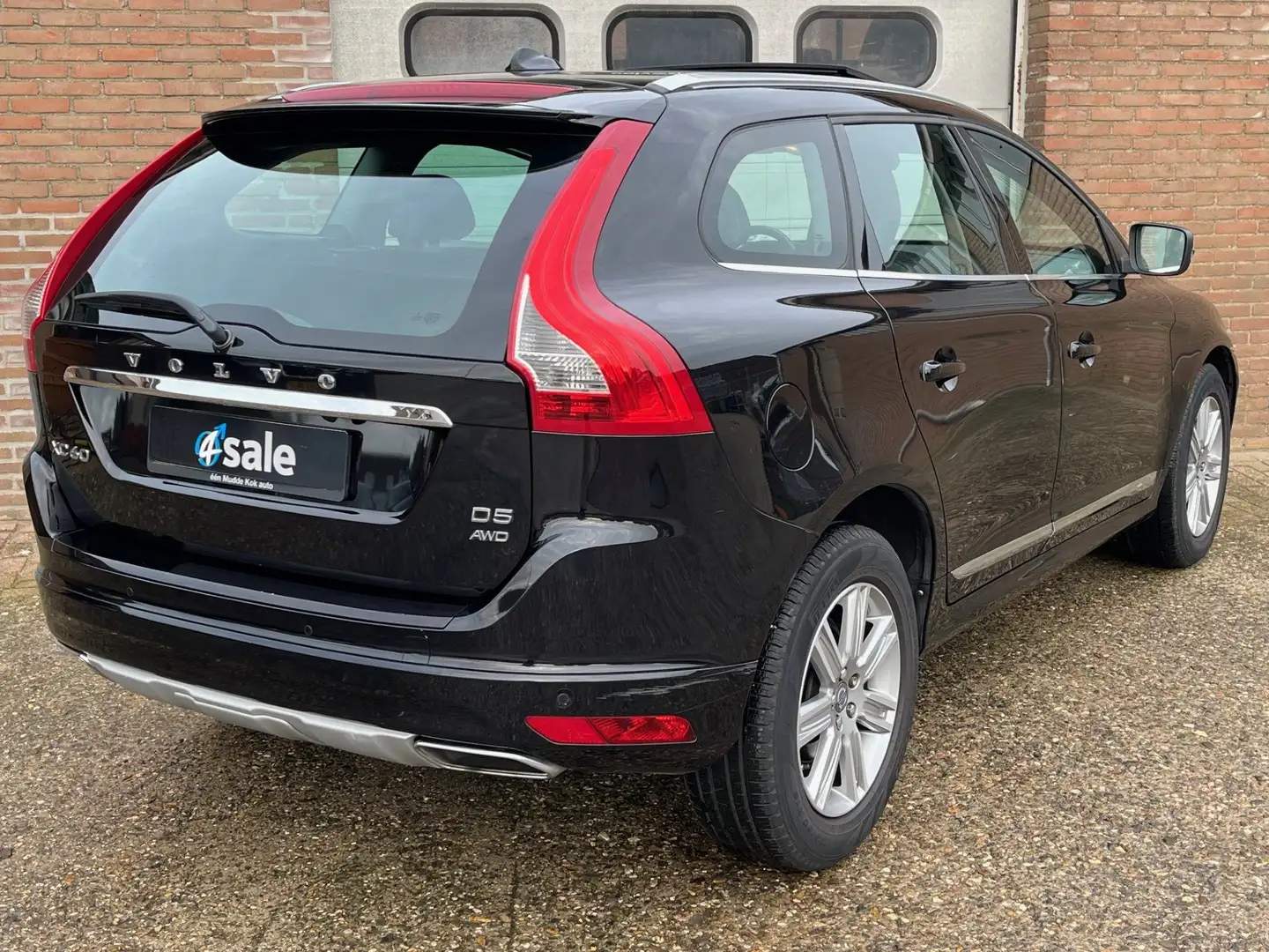 Volvo XC60 2.4 D5 5-cilinder 220 pk Summum AWD Autom  2017 Zwart - 2