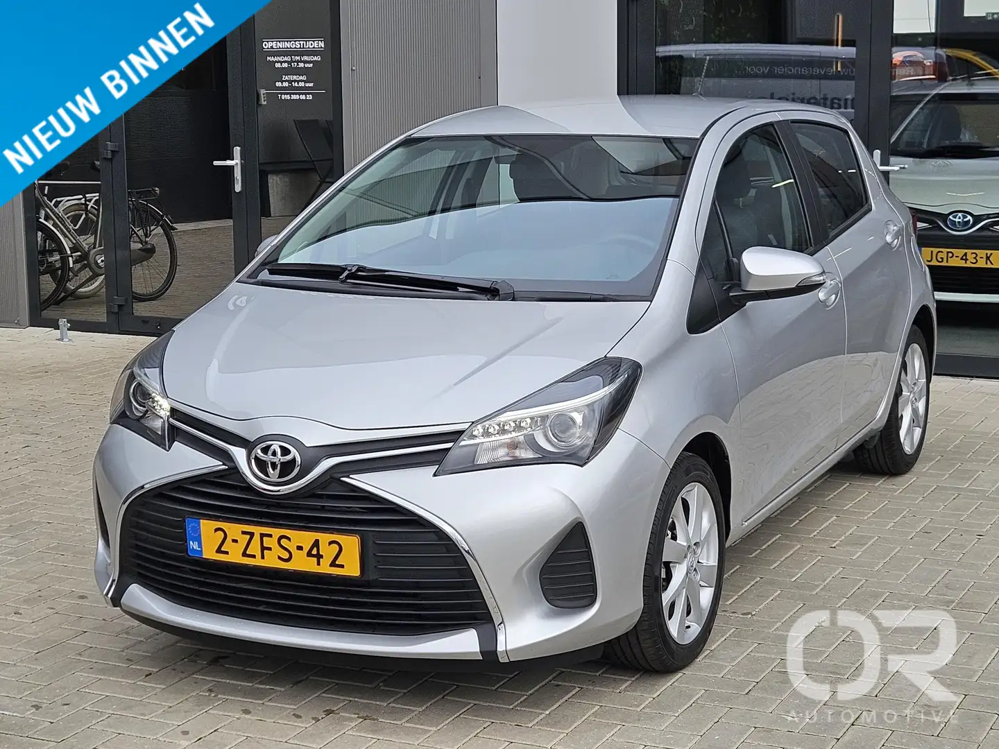Toyota Yaris 1.3 VVT-i Aspiration 12.000km! 1e eig NL-auto NAP Grijs - 1
