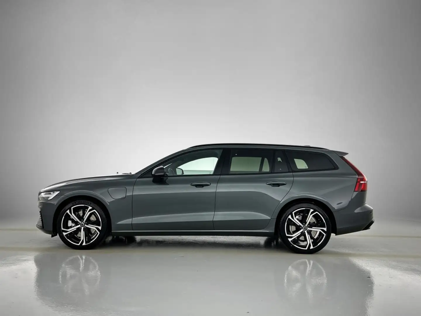 Volvo V60 T6 Plus Dark | Panoramadak | 19" Velgen | Gentint Grijs - 2