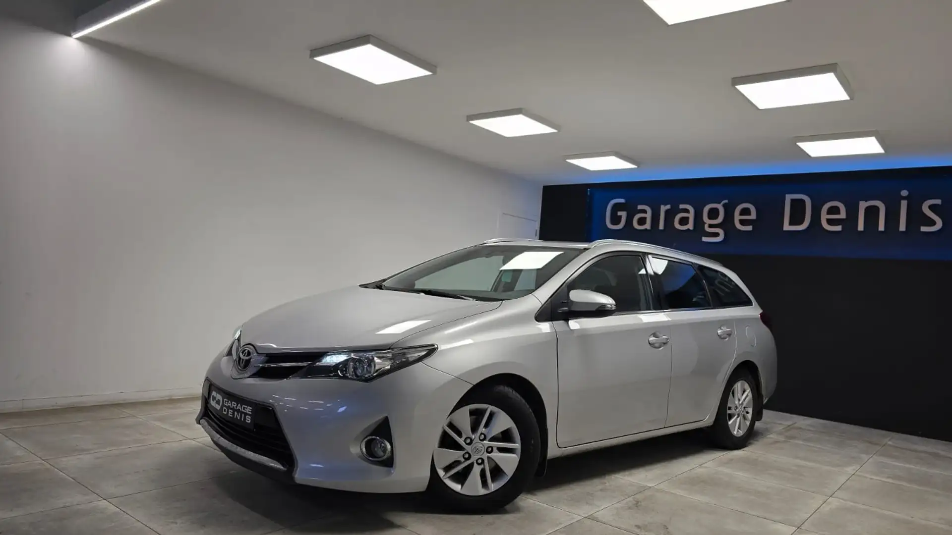 Toyota Auris Auris SW 1.33i VVT-i Comfort *GPS+CAMERA* Argent - 1